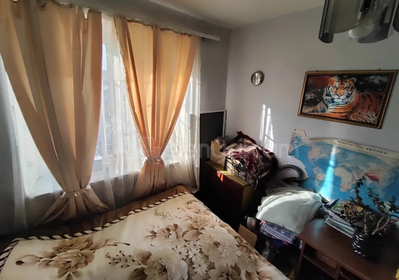 2 Սենյականոց Բնակարան Քարե Շենքում, 27քմ, 2/4 հարկ, Նորմալ Վիճակում