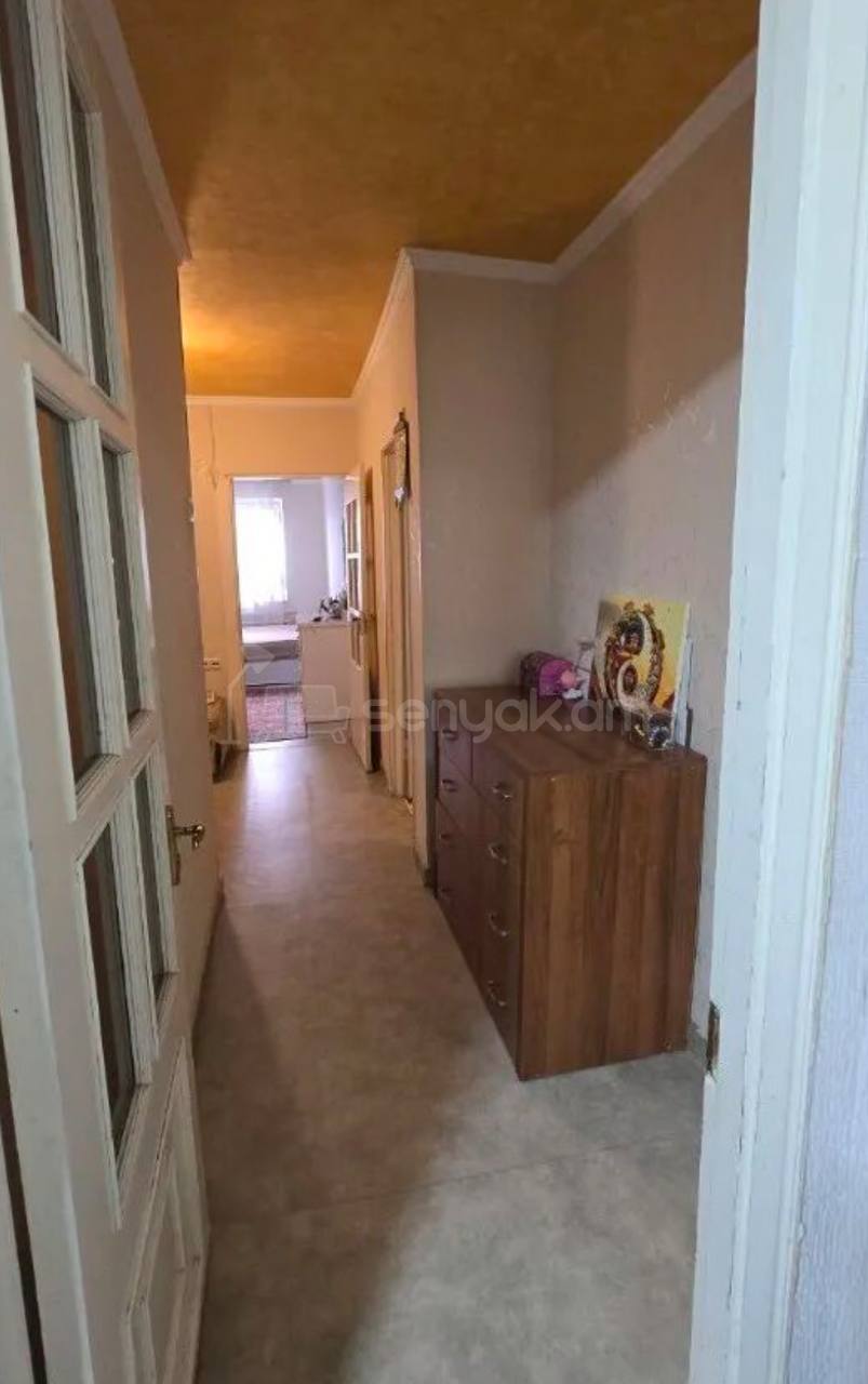 3 Սենյականոց Բնակարան Քարե Շենքում, 77քմ, 4/4 հարկ, Կապիտալ Վերանորոգված