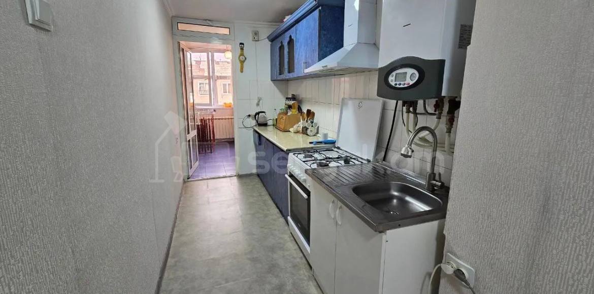 3 Սենյականոց Բնակարան Քարե Շենքում, 77քմ, 4/4 հարկ, Կապիտալ Վերանորոգված