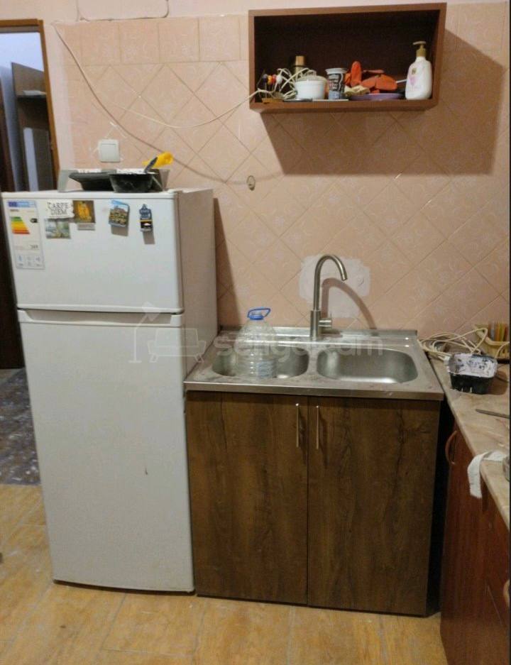 1 Սենյականոց Բնակարան Քարե Շենքում, 40քմ, 5/5 հարկ, Նորմալ Վիճակում, Կահավորված, Արևկող