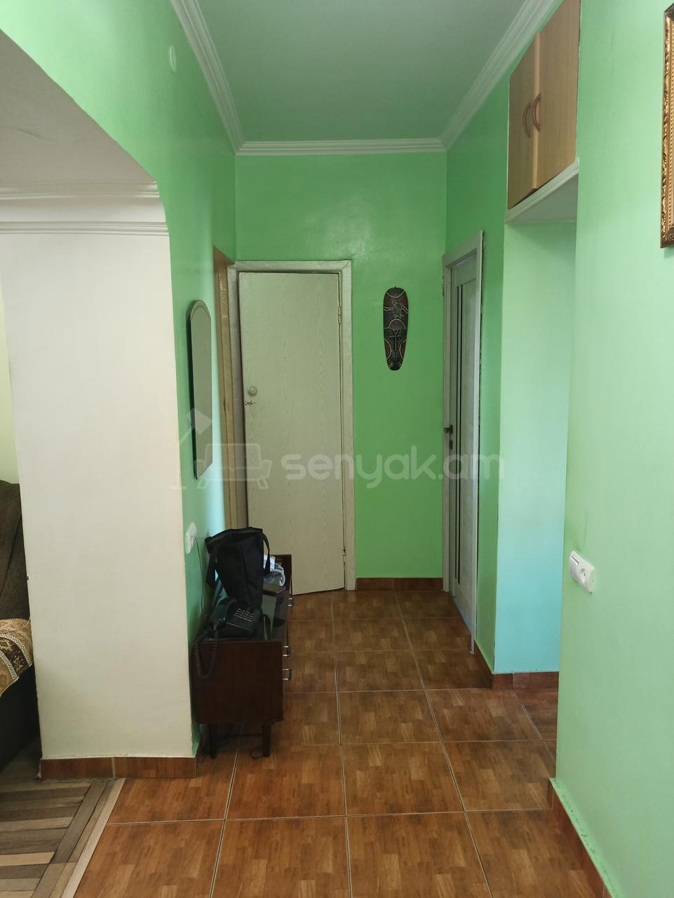 3 Սենյականոց Բնակարան Քարե Շենքում, 80քմ, 3/5 հարկ, Նորմալ Վիճակում