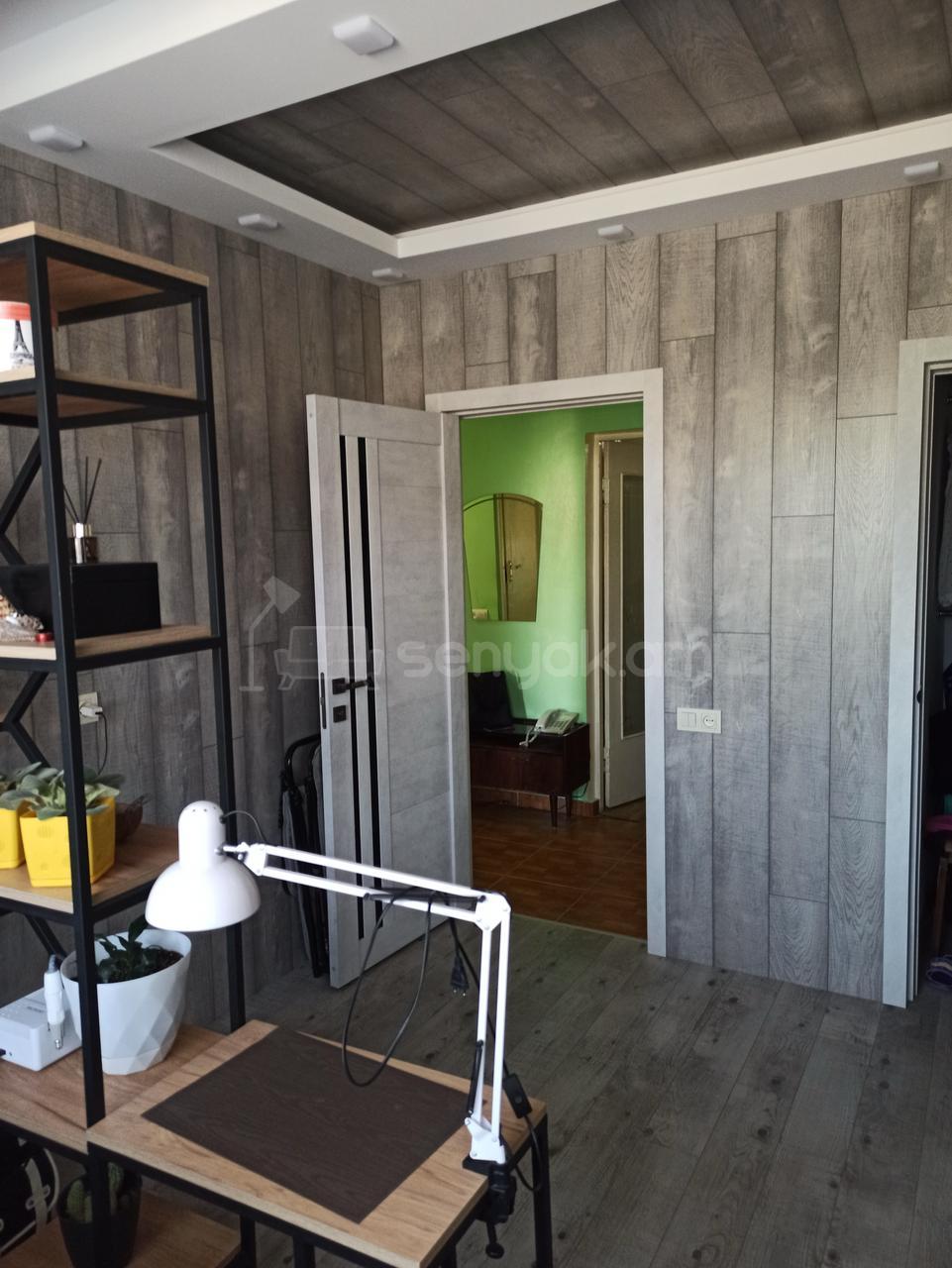 3 Սենյականոց Բնակարան Քարե Շենքում, 80քմ, 3/5 հարկ, Նորմալ Վիճակում