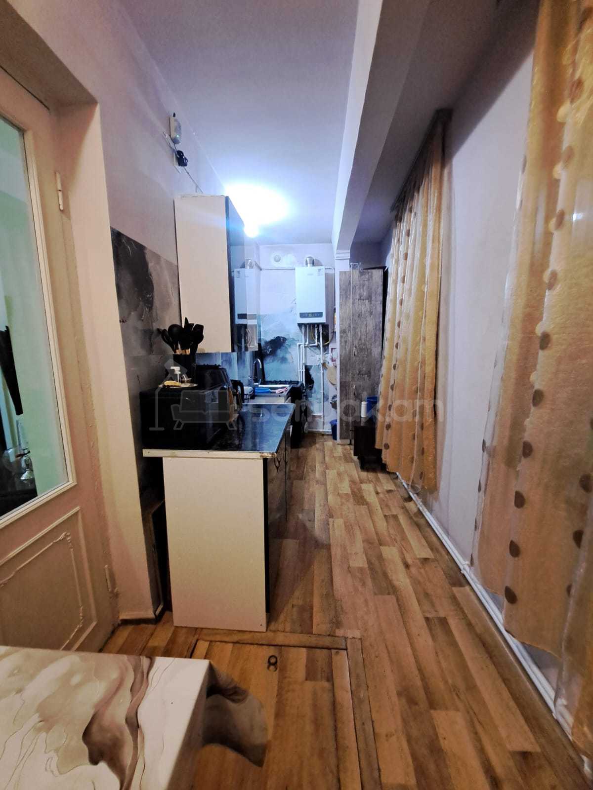 3 Սենյականոց Բնակարան Քարե Շենքում, 56քմ, 1/5 հարկ, Նորմալ Վիճակում