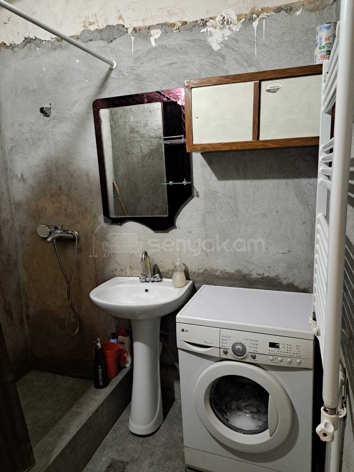 3 Սենյականոց Բնակարան Քարե Շենքում, 56քմ, 1/5 հարկ, Նորմալ Վիճակում