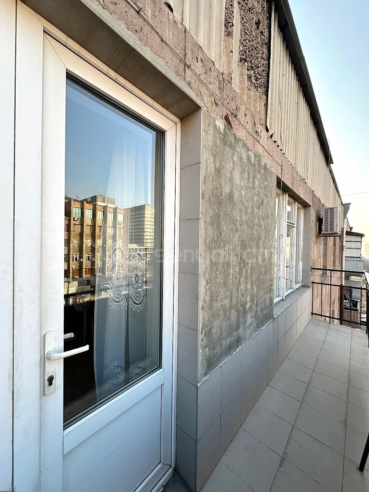 1 Սենյականոց Բնակարան Քարե Շենքում, 43քմ, 5/5 հարկ, Կոսմետիկ Վերանորոգված, Կահավորված, Արևկող