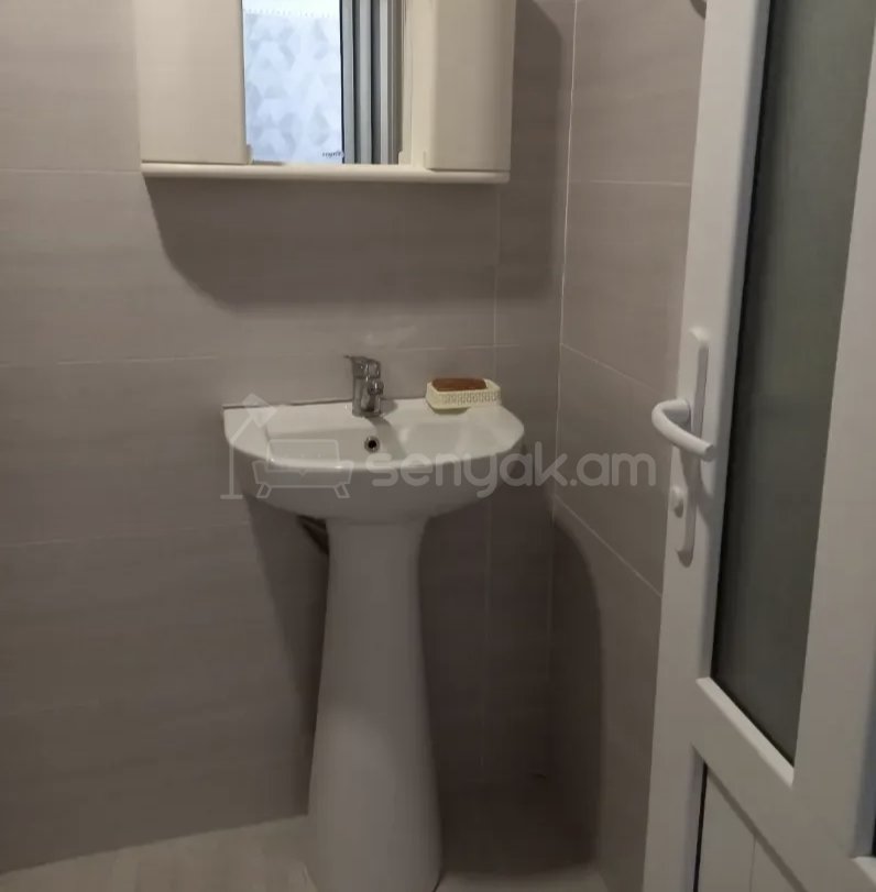 2 Սենյականոց Բնակարան Քարե Շենքում, 56քմ, 2/4 հարկ, Նորմալ Վիճակում, Կահավորված