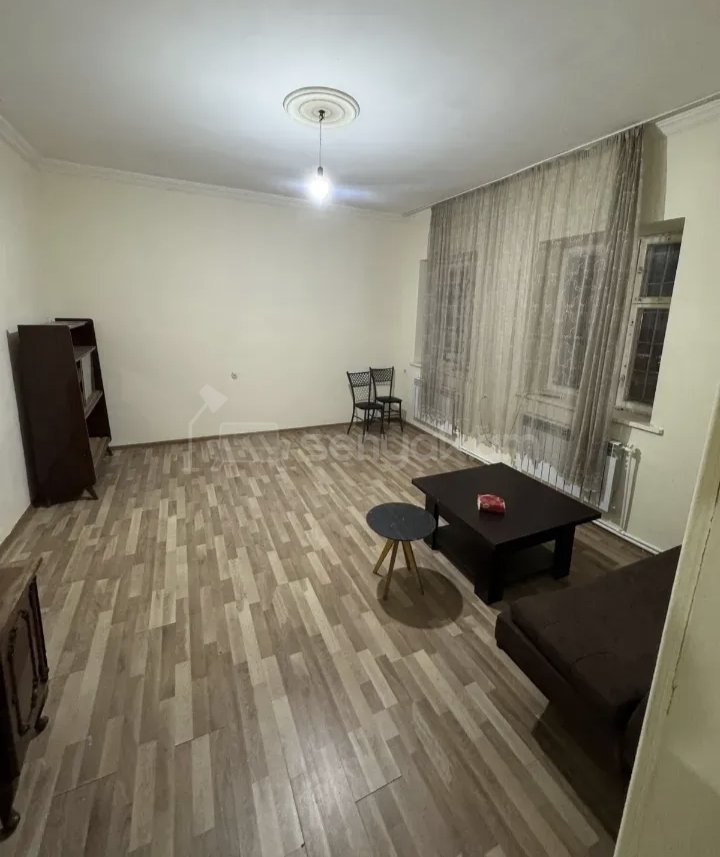 3 Սենյականոց Բնակարան Քարե Շենքում, 78քմ, 1/3 հարկ, Նորմալ Վիճակում, Կահավորված