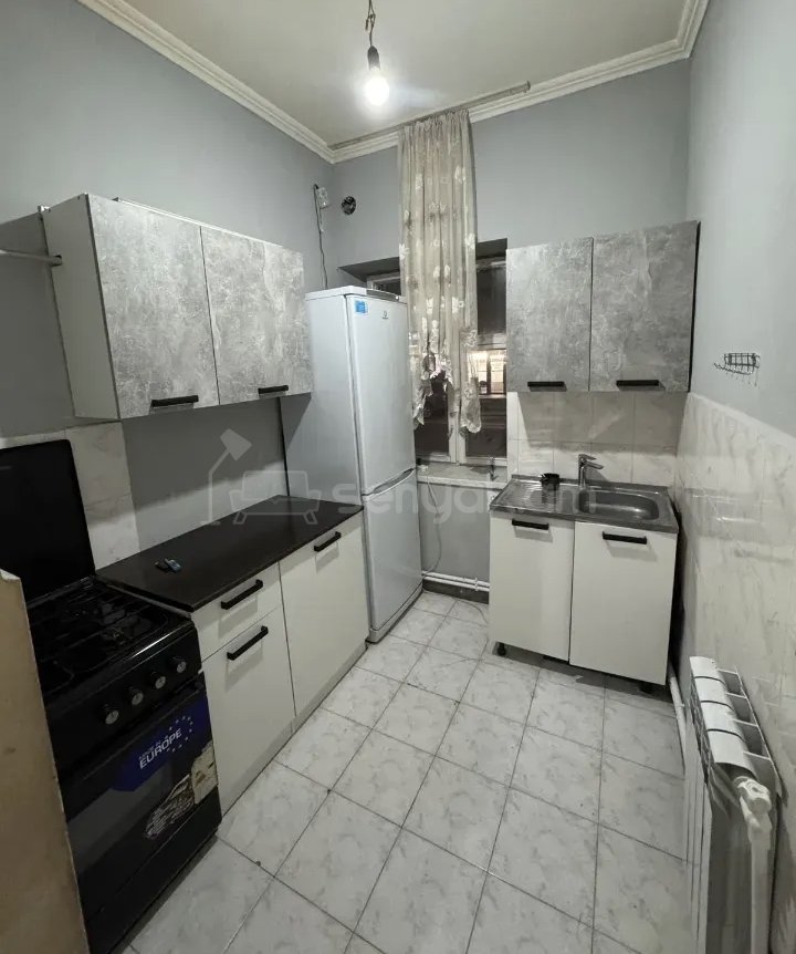 3 Սենյականոց Բնակարան Քարե Շենքում, 78քմ, 1/3 հարկ, Նորմալ Վիճակում, Կահավորված