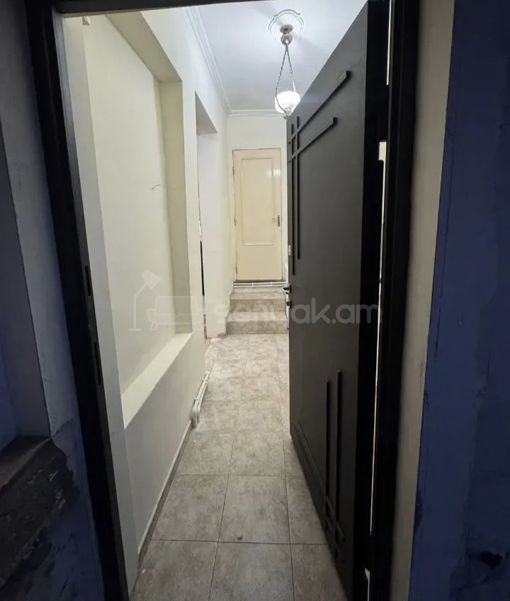 3 Սենյականոց Բնակարան Քարե Շենքում, 78քմ, 1/3 հարկ, Նորմալ Վիճակում, Կահավորված