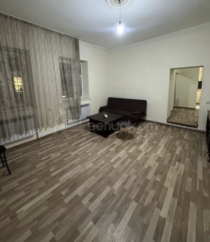 3 Սենյականոց Բնակարան Քարե Շենքում, 78քմ, 1/3 հարկ, Նորմալ Վիճակում, Կահավորված