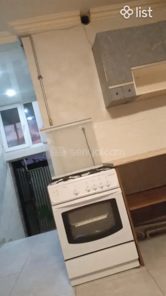 3 Սենյականոց Բնակարան Քարե Շենքում, 70քմ, 1/1 հարկ, Նորմալ Վիճակում, Կահավորված