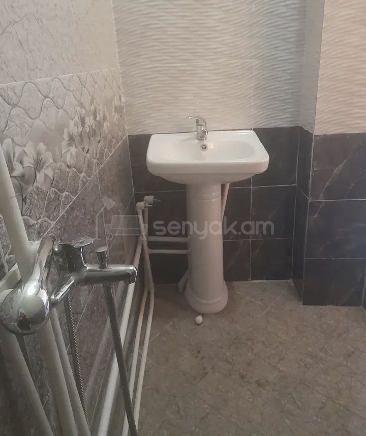 3 Սենյականոց Բնակարան Քարե Շենքում, 70քմ, 1/1 հարկ, Նորմալ Վիճակում, Կահավորված