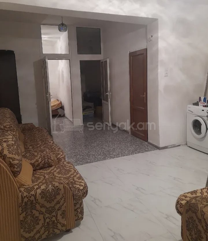 3 Սենյականոց Բնակարան Քարե Շենքում, 70քմ, 1/1 հարկ, Նորմալ Վիճակում, Կահավորված