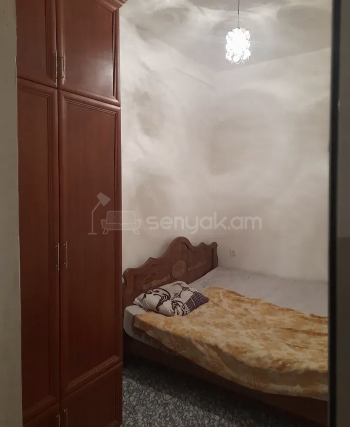 3 Սենյականոց Բնակարան Քարե Շենքում, 70քմ, 1/1 հարկ, Նորմալ Վիճակում, Կահավորված