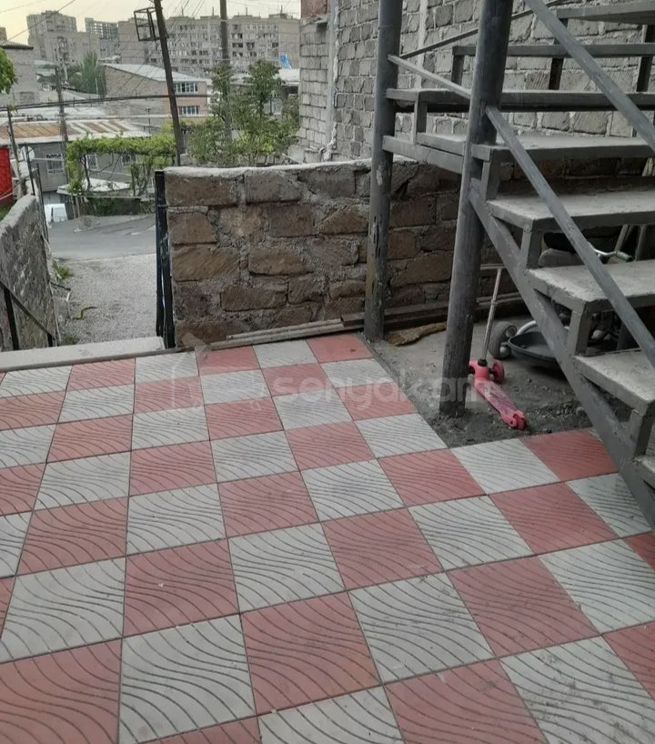 3 Սենյականոց Բնակարան Քարե Շենքում, 70քմ, 1/1 հարկ, Նորմալ Վիճակում, Կահավորված