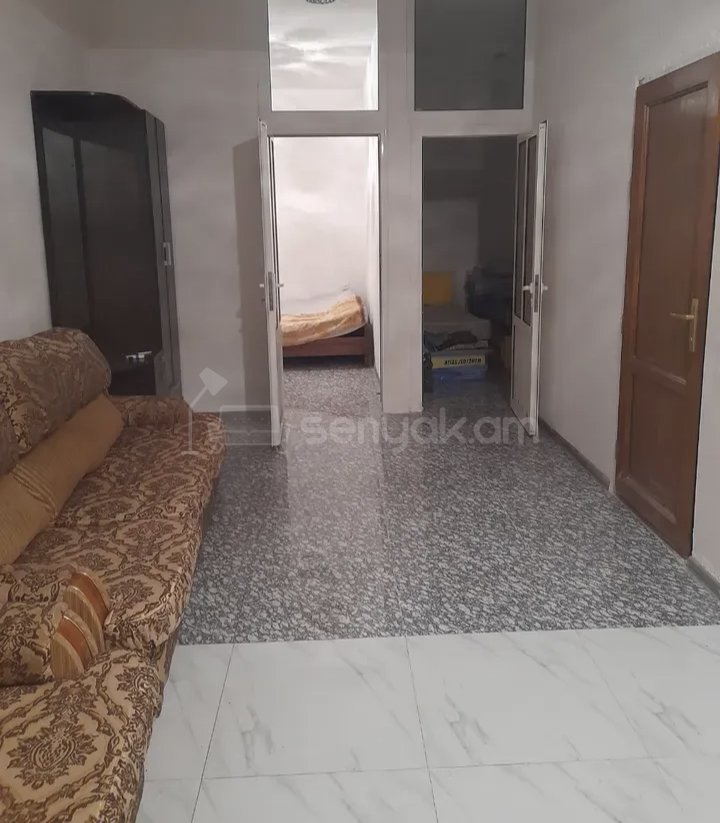 3 Սենյականոց Բնակարան Քարե Շենքում, 70քմ, 1/1 հարկ, Նորմալ Վիճակում, Կահավորված