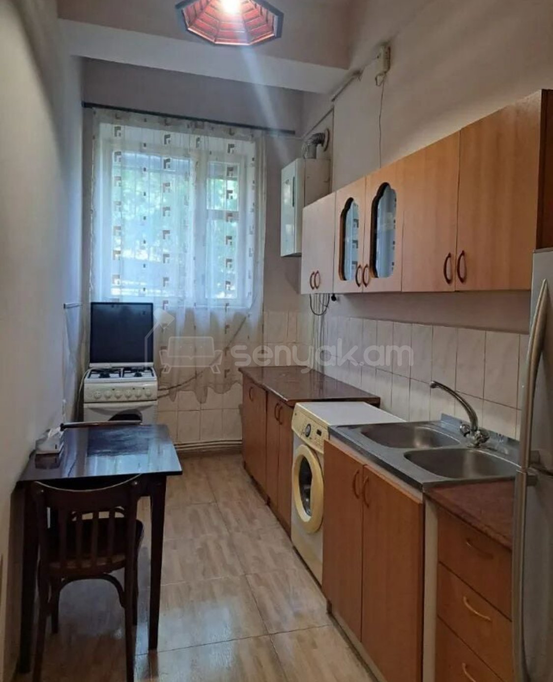 1 Սենյականոց Բնակարան Քարե Շենքում, 45քմ, 1/4 հարկ, Նորմալ Վիճակում, Կահավորված