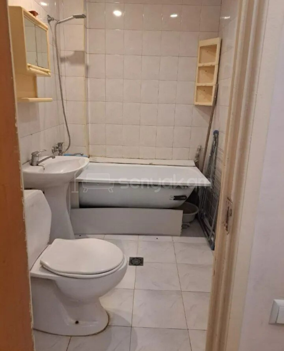 1 Սենյականոց Բնակարան Քարե Շենքում, 45քմ, 1/4 հարկ, Նորմալ Վիճակում, Կահավորված