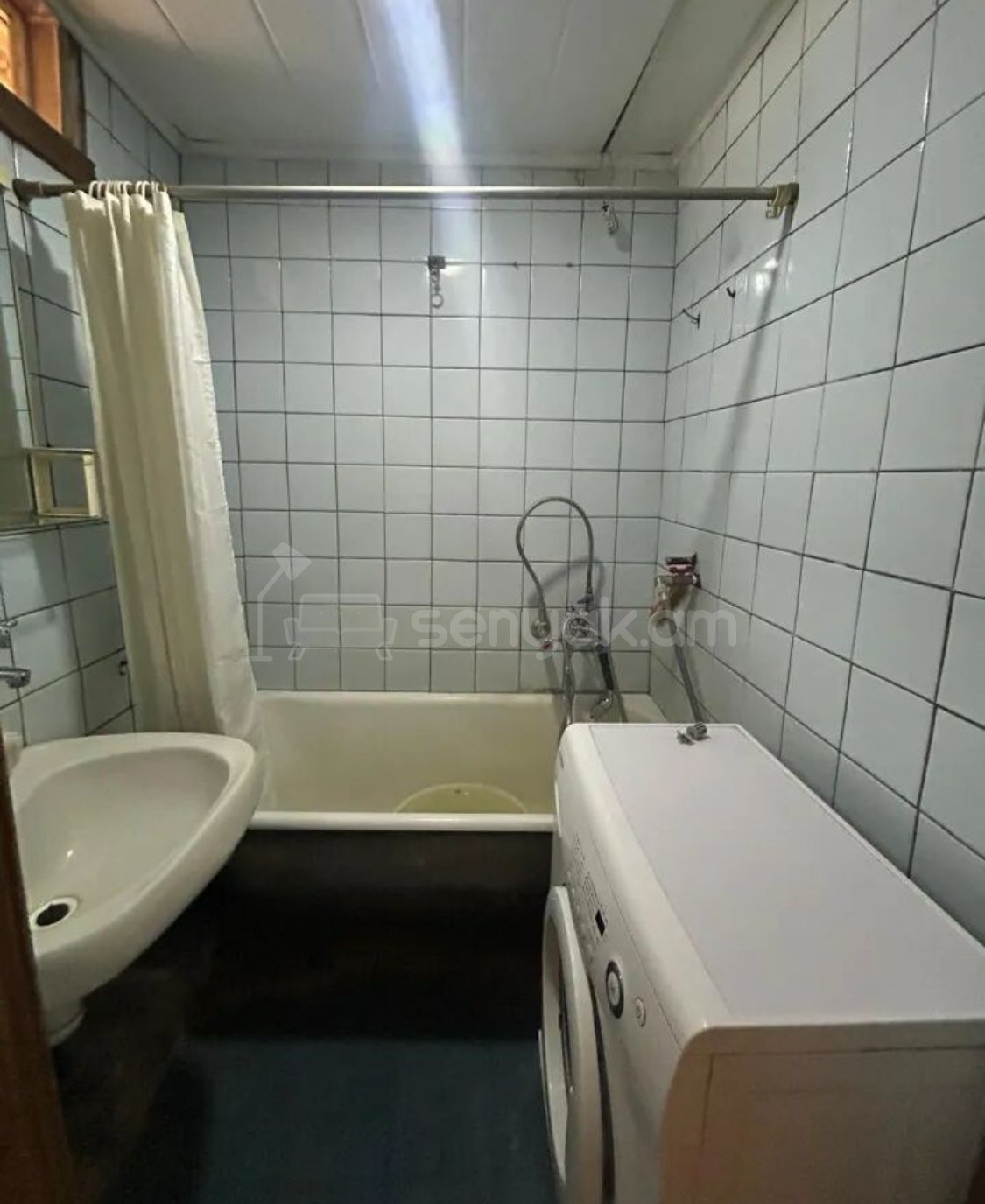 2 Սենյականոց Բնակարան Քարե Շենքում, 63քմ, 2/4 հարկ, Նորմալ Վիճակում, Կահավորված, Արևկող