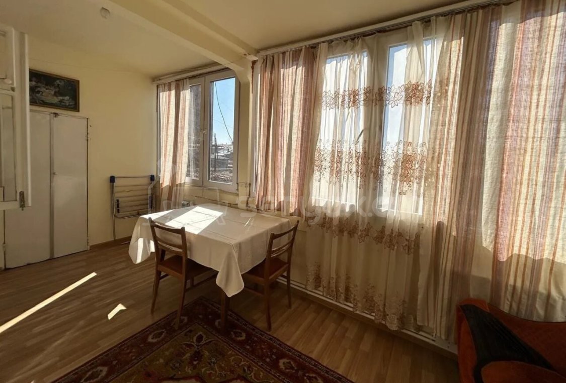 2 Սենյականոց Բնակարան Քարե Շենքում, 63քմ, 2/4 հարկ, Նորմալ Վիճակում, Կահավորված, Արևկող