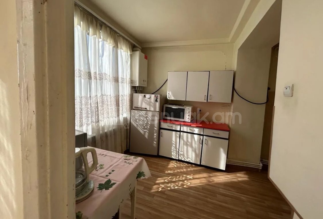 2 Սենյականոց Բնակարան Քարե Շենքում, 63քմ, 2/4 հարկ, Նորմալ Վիճակում, Կահավորված, Արևկող