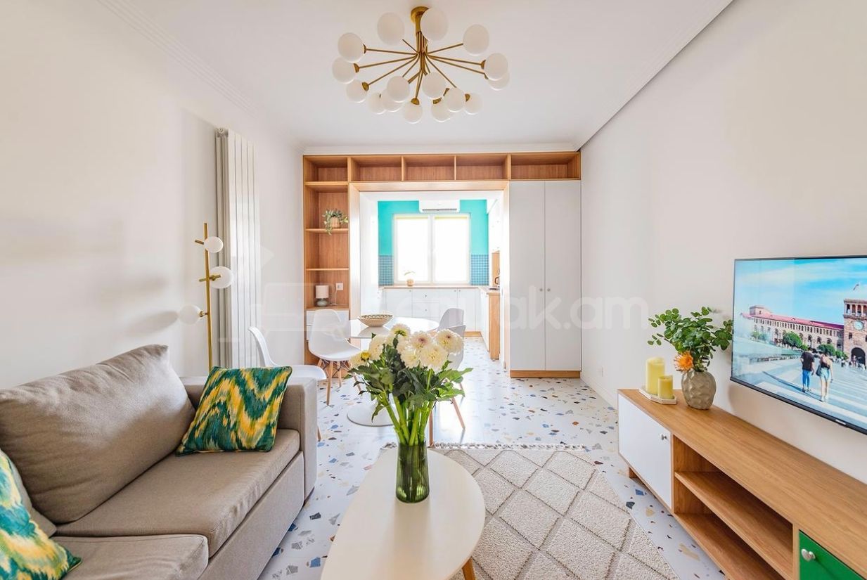 2 Սենյականոց Բնակարան Քարե Շենքում, 45քմ, 5/5 հարկ, Դիզայներական Վերանորոգված