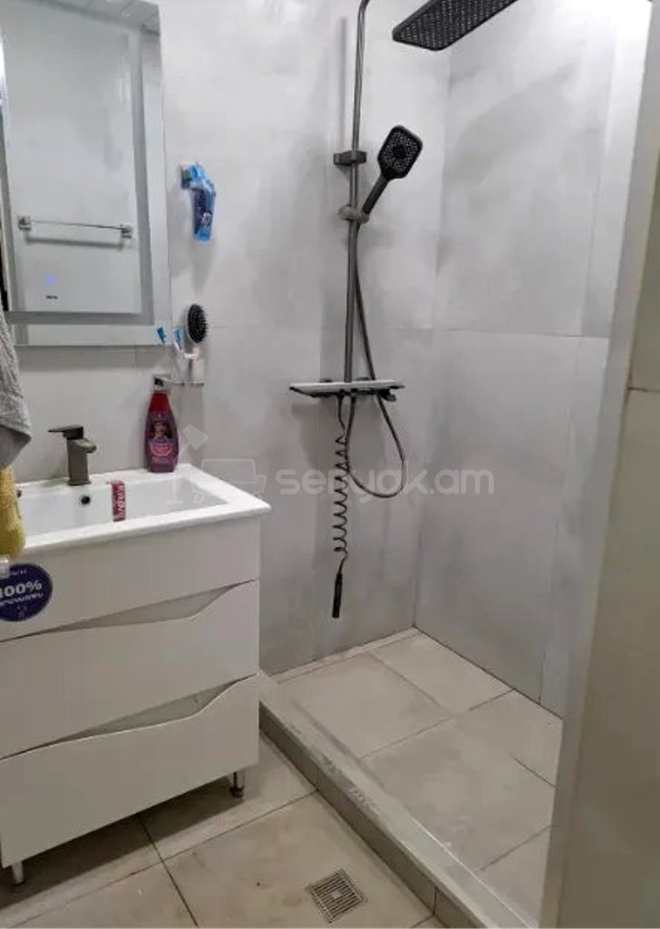 3 Սենյականոց Բնակարան Քարե Շենքում, 78քմ, 2/5 հարկ, Կապիտալ Վերանորոգված