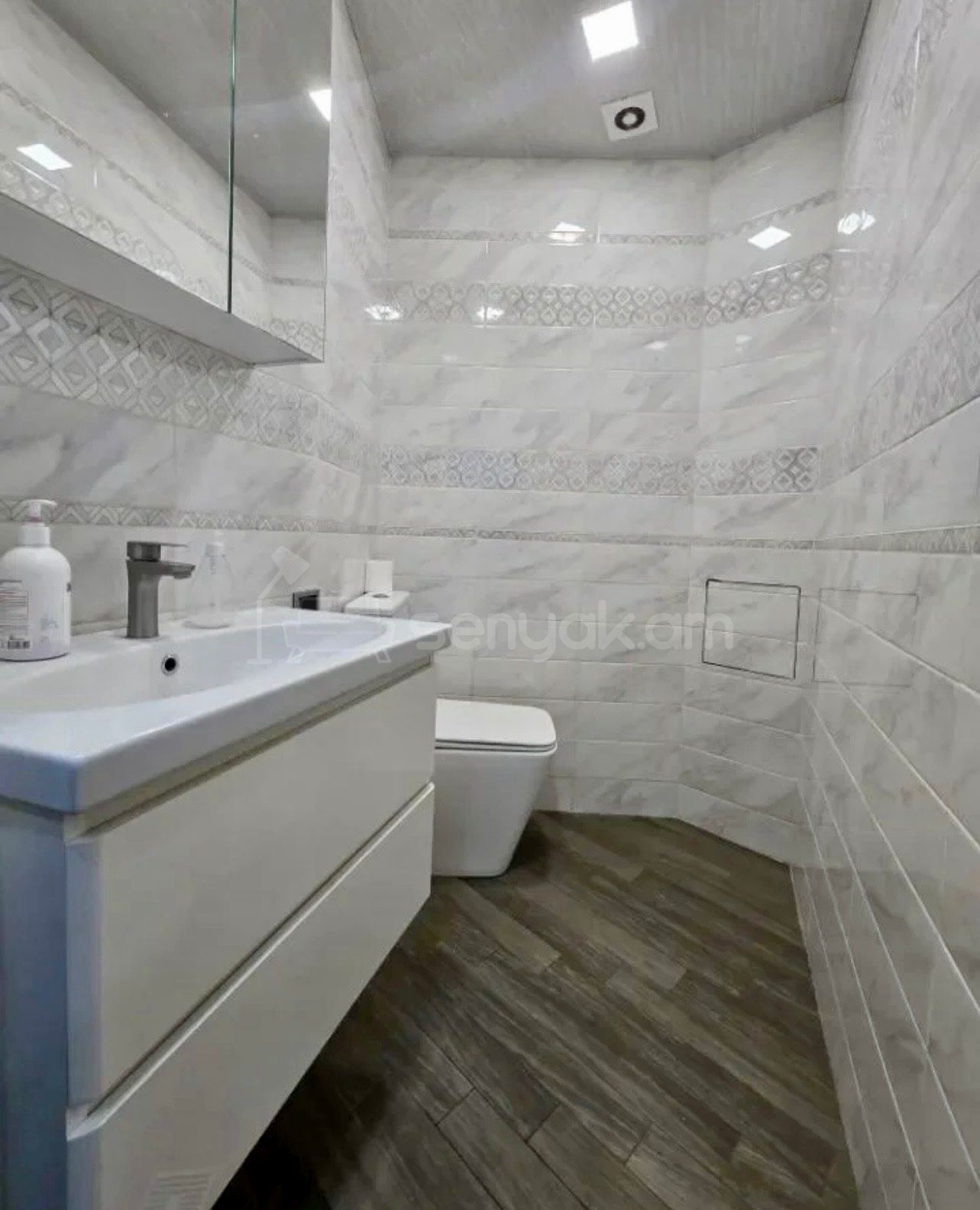 2 Սենյականոց Բնակարան Քարե Շենքում, 65քմ, 1/4 հարկ, Դիզայներական Վերանորոգված, Կահավորված, Արևկող