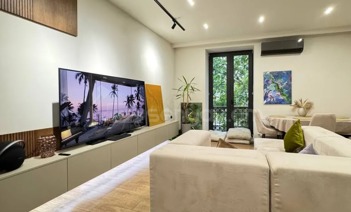 3 Սենյականոց Բնակարան Քարե Շենքում, 84քմ, 3/4 հարկ, Դիզայներական Վերանորոգված, Կահավորված