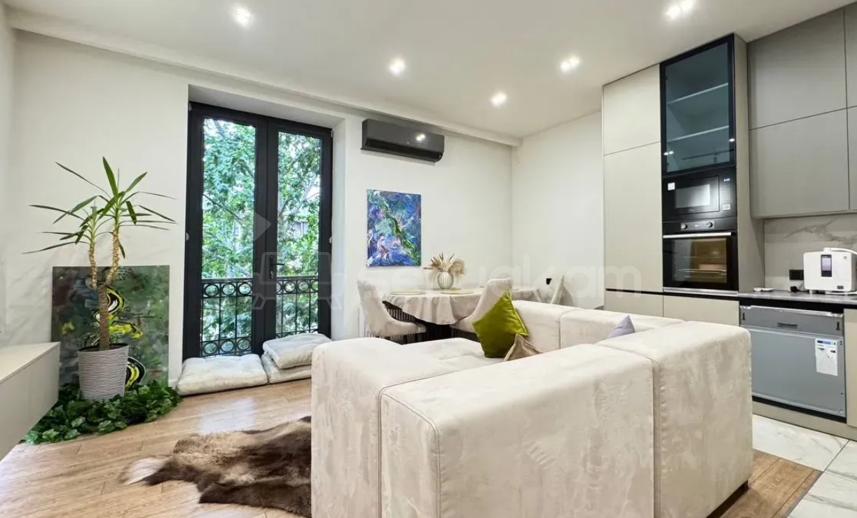 3 Սենյականոց Բնակարան Քարե Շենքում, 84քմ, 3/4 հարկ, Դիզայներական Վերանորոգված, Կահավորված