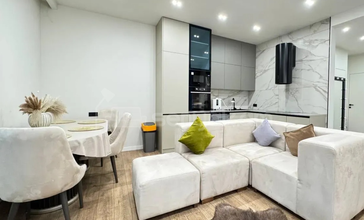 3 Սենյականոց Բնակարան Քարե Շենքում, 84քմ, 3/4 հարկ, Դիզայներական Վերանորոգված, Կահավորված