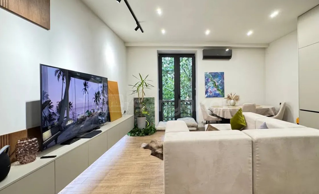 3 Սենյականոց Բնակարան Քարե Շենքում, 84քմ, 3/4 հարկ, Դիզայներական Վերանորոգված, Կահավորված