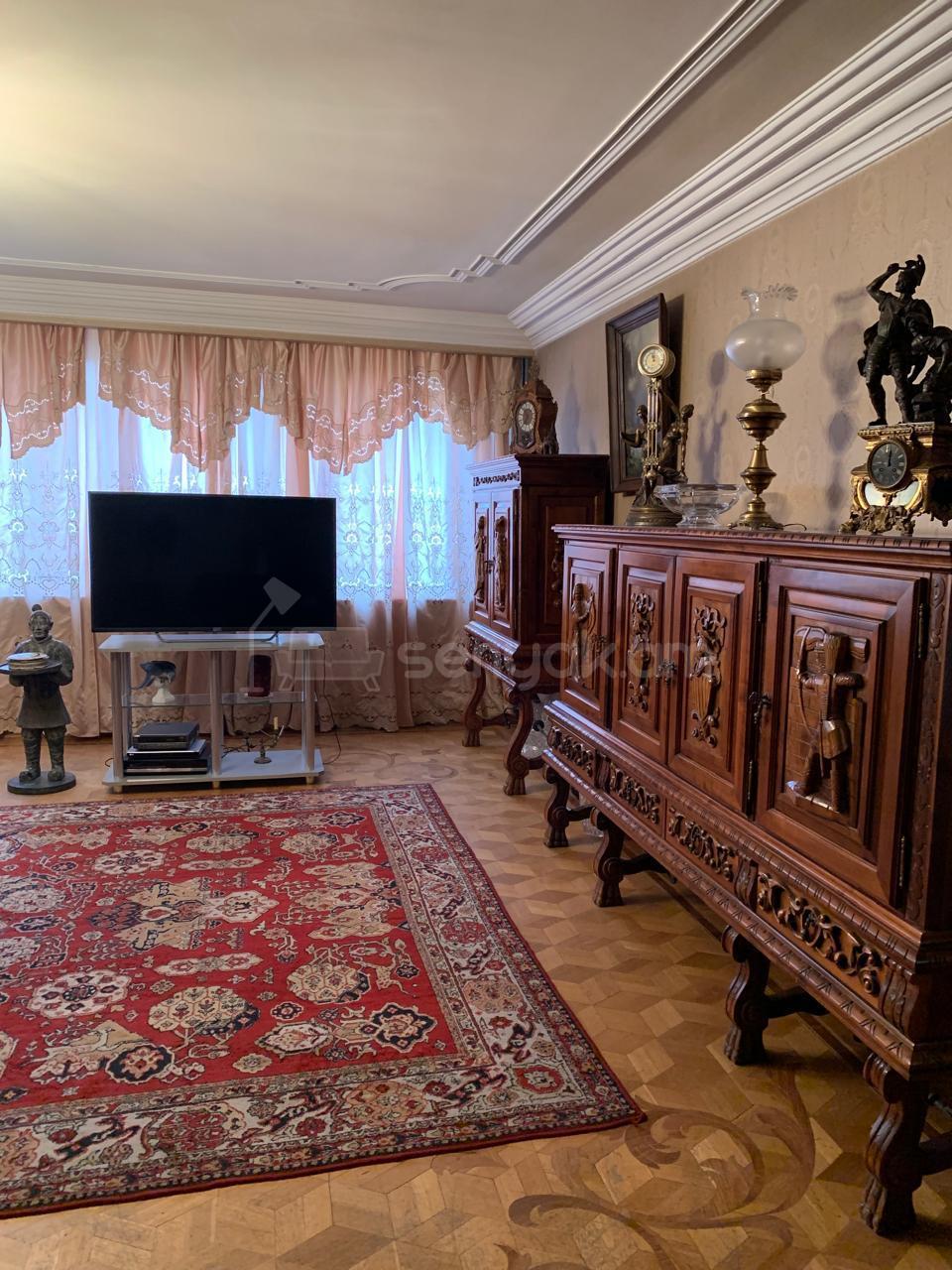 4 Սենյականոց Բնակարան Քարե Շենքում, 150քմ, 6/8 հարկ, Նորմալ Վիճակում