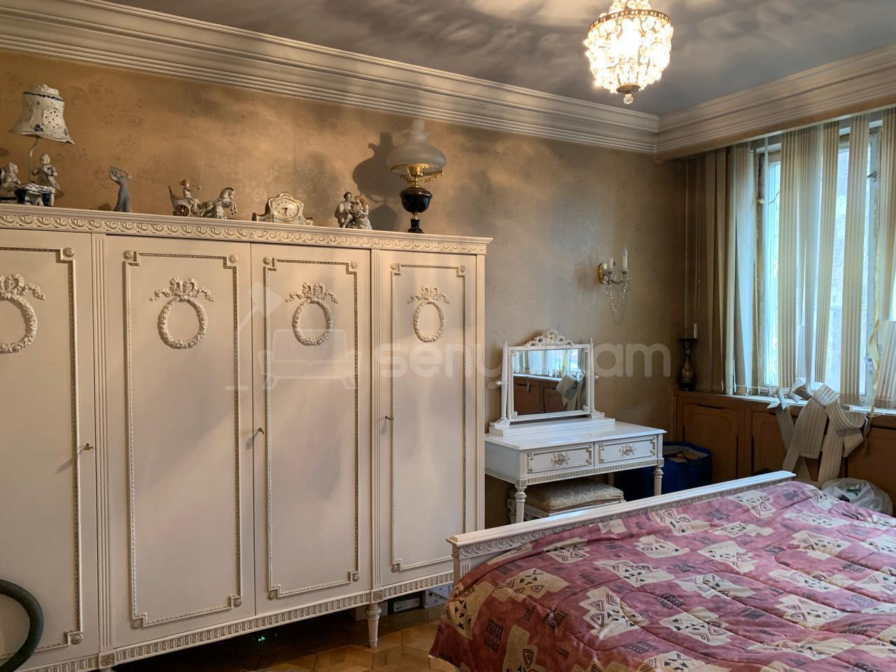 4 Սենյականոց Բնակարան Քարե Շենքում, 150քմ, 6/8 հարկ, Նորմալ Վիճակում