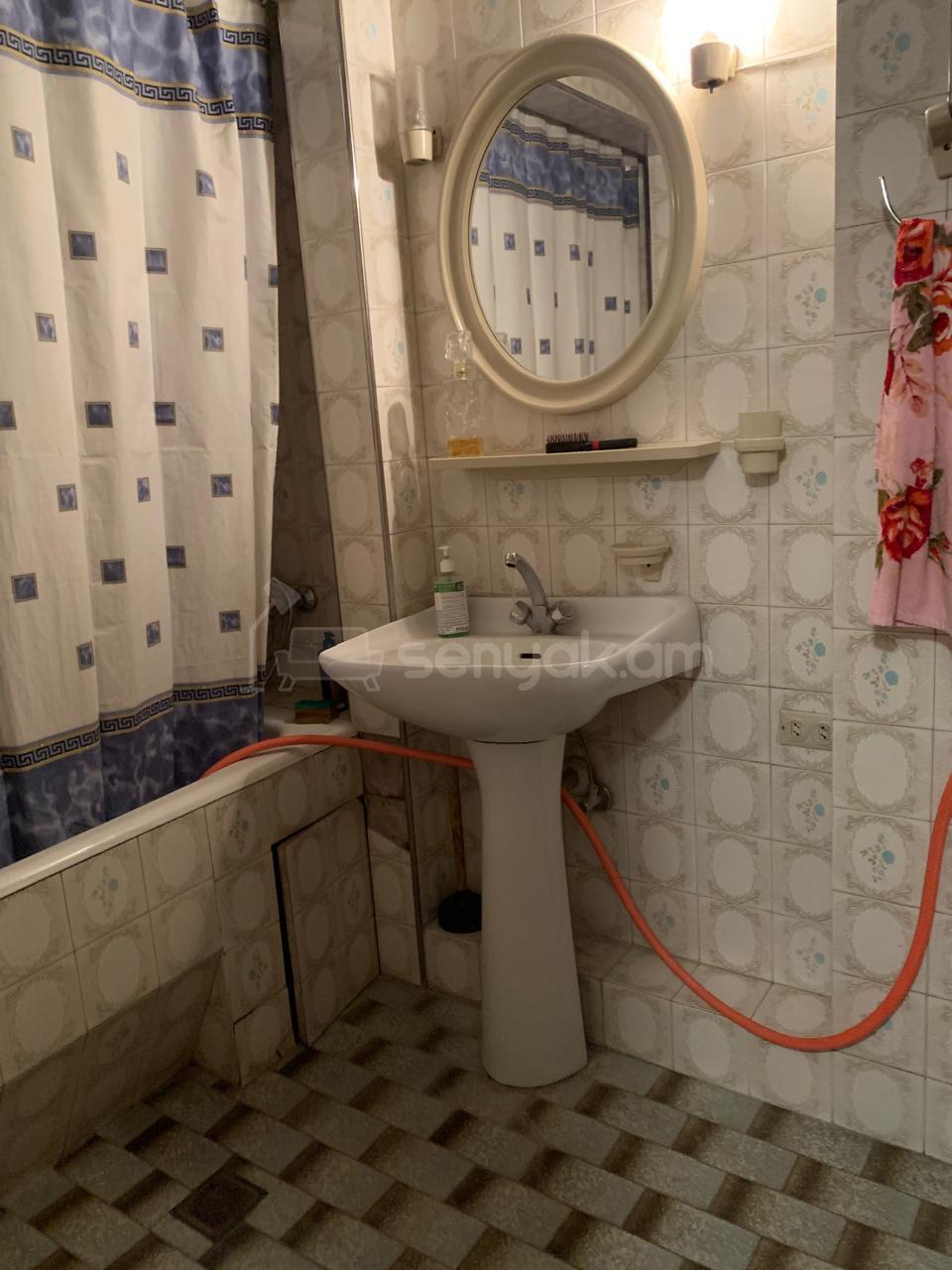 4 Սենյականոց Բնակարան Քարե Շենքում, 150քմ, 6/8 հարկ, Նորմալ Վիճակում