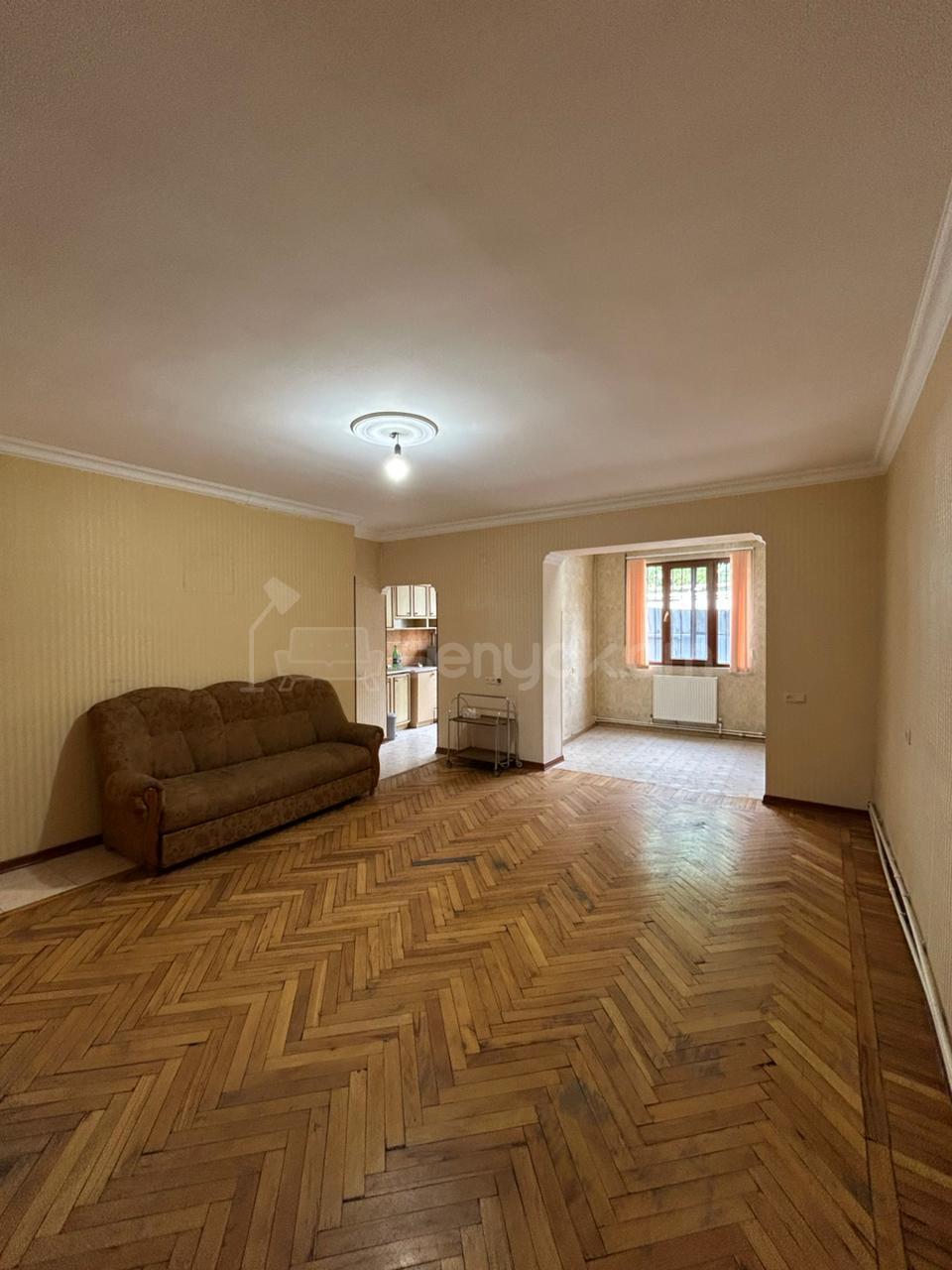 3 Սենյականոց Բնակարան Քարե Շենքում, 60քմ, 1/5 հարկ, Նորմալ Վիճակում, Մասամբ Կահավորված