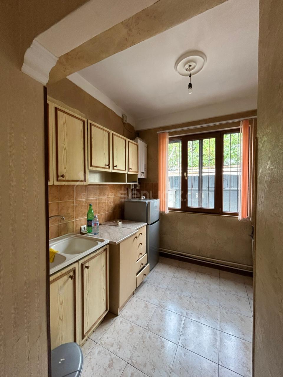 3 Սենյականոց Բնակարան Քարե Շենքում, 60քմ, 1/5 հարկ, Նորմալ Վիճակում, Մասամբ Կահավորված