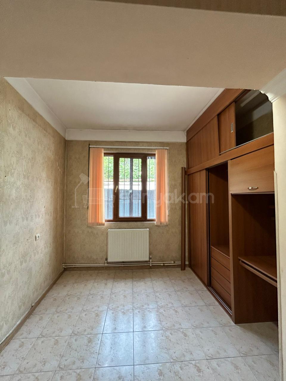 3 Սենյականոց Բնակարան Քարե Շենքում, 60քմ, 1/5 հարկ, Նորմալ Վիճակում, Մասամբ Կահավորված