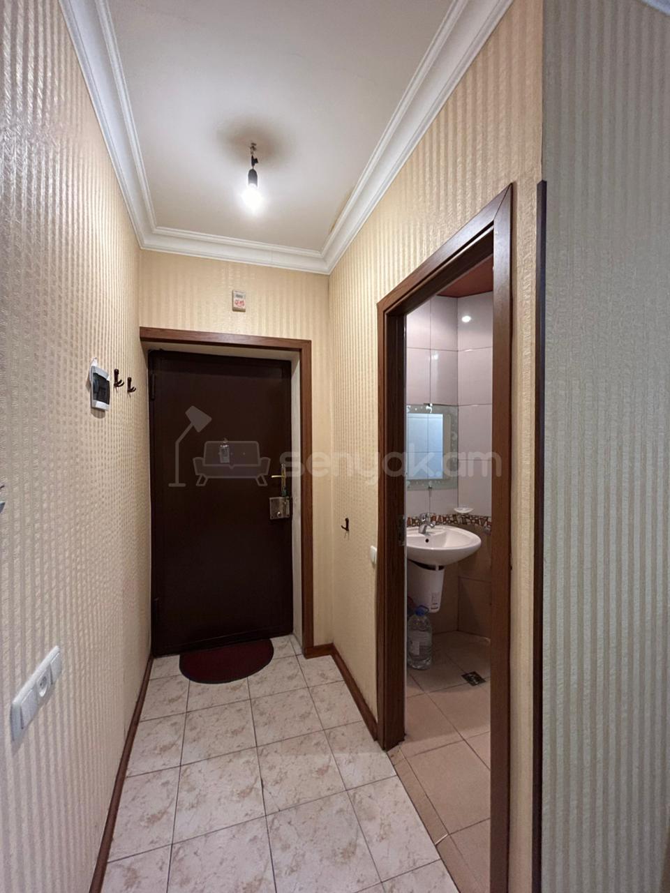 3 Սենյականոց Բնակարան Քարե Շենքում, 60քմ, 1/5 հարկ, Նորմալ Վիճակում, Մասամբ Կահավորված