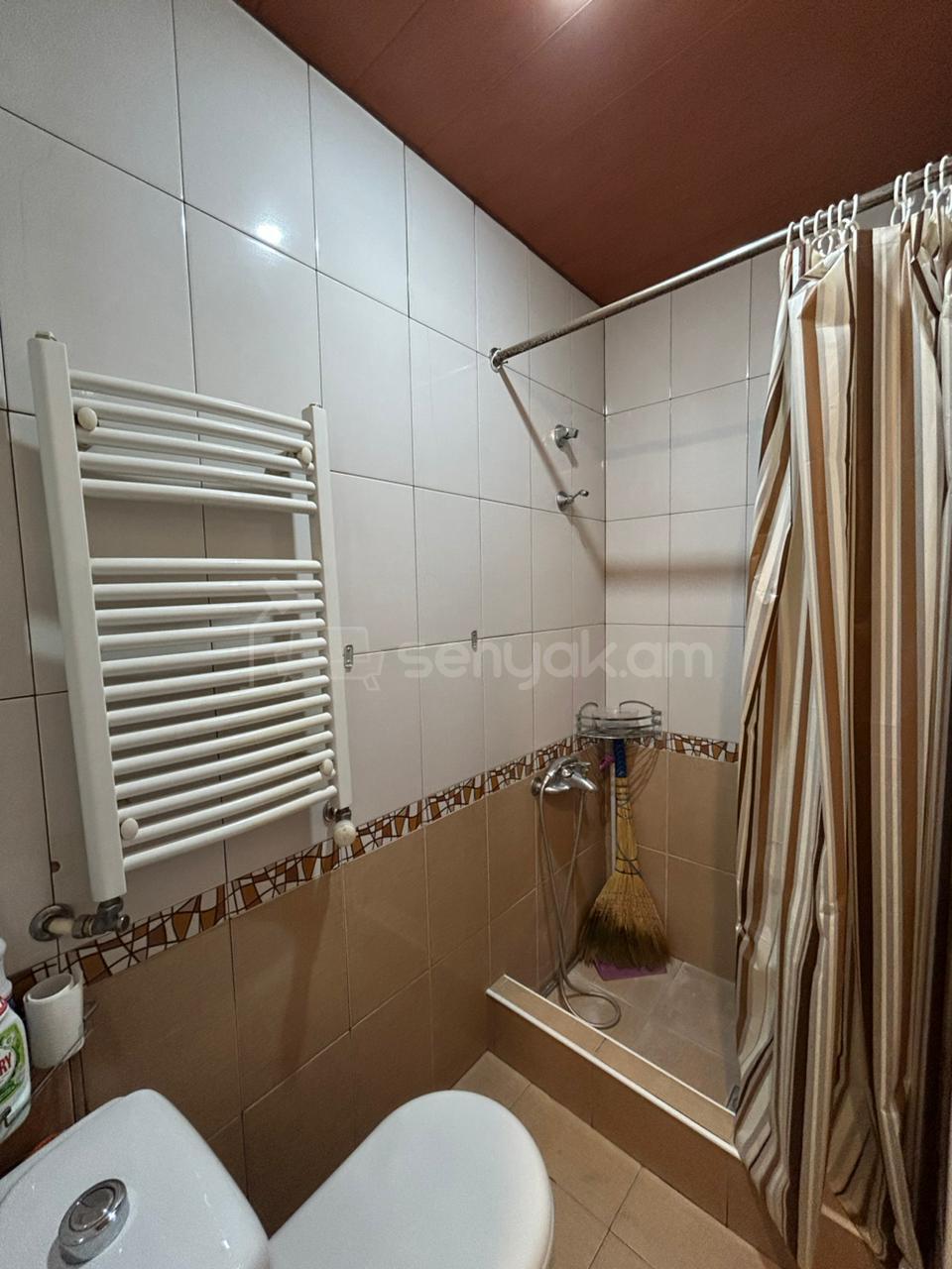 3 Սենյականոց Բնակարան Քարե Շենքում, 60քմ, 1/5 հարկ, Նորմալ Վիճակում, Մասամբ Կահավորված