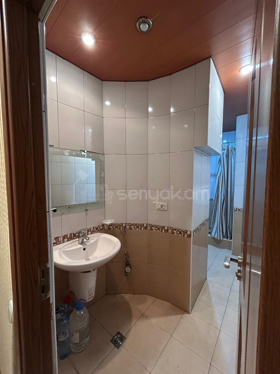 3 Սենյականոց Բնակարան Քարե Շենքում, 60քմ, 1/5 հարկ, Նորմալ Վիճակում, Մասամբ Կահավորված