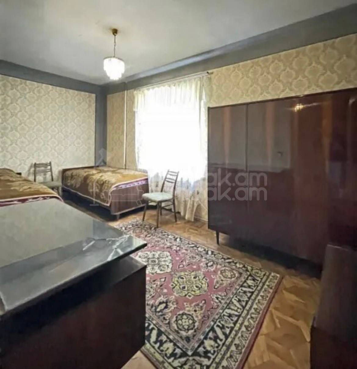 3 Սենյականոց Բնակարան Քարե Շենքում, 108քմ, 2/5 հարկ, Նորմալ Վիճակում