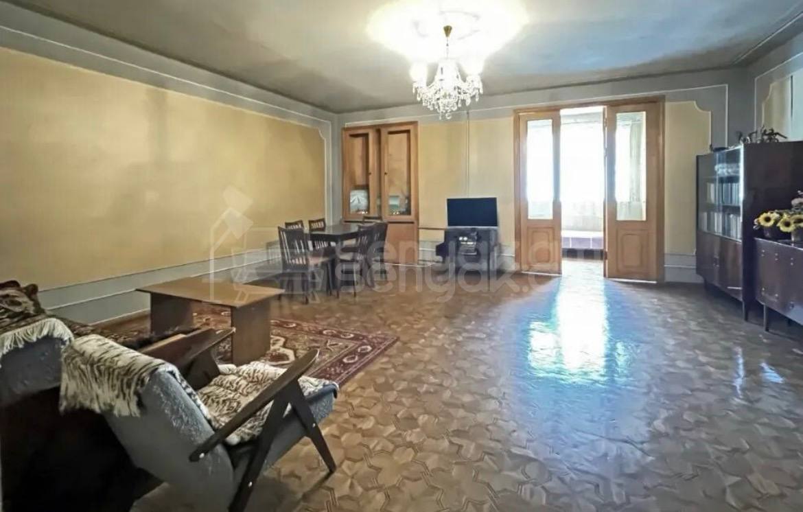 3 Սենյականոց Բնակարան Քարե Շենքում, 108քմ, 2/5 հարկ, Նորմալ Վիճակում