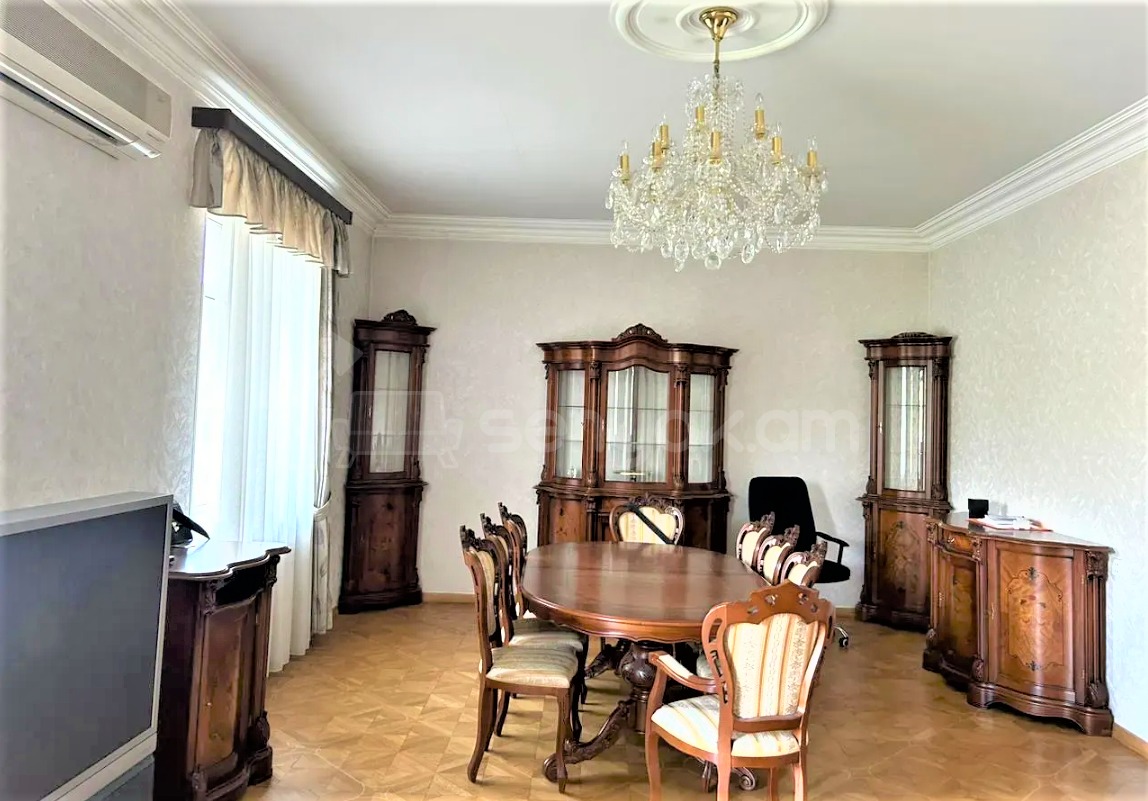 4 Սենյականոց Բնակարան Քարե Շենքում, 147քմ, 3/4 հարկ, Կապիտալ Վերանորոգված