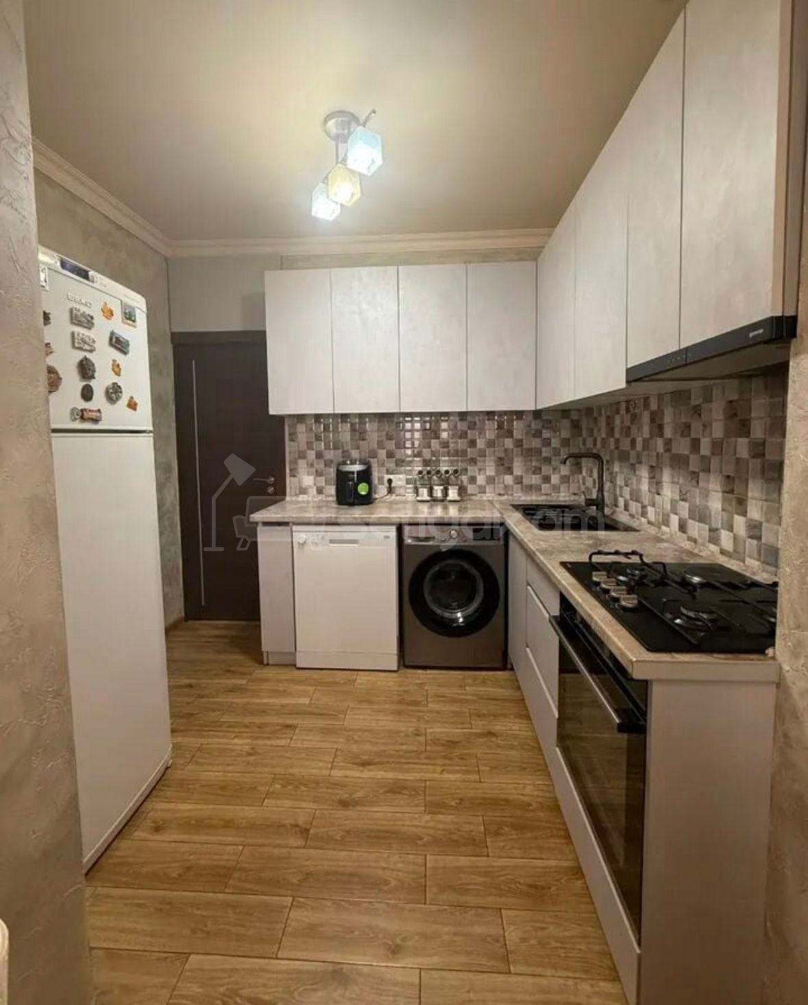 3 Սենյականոց Բնակարան Քարե Շենքում, 65քմ, 5/5 հարկ, Կապիտալ Վերանորոգված