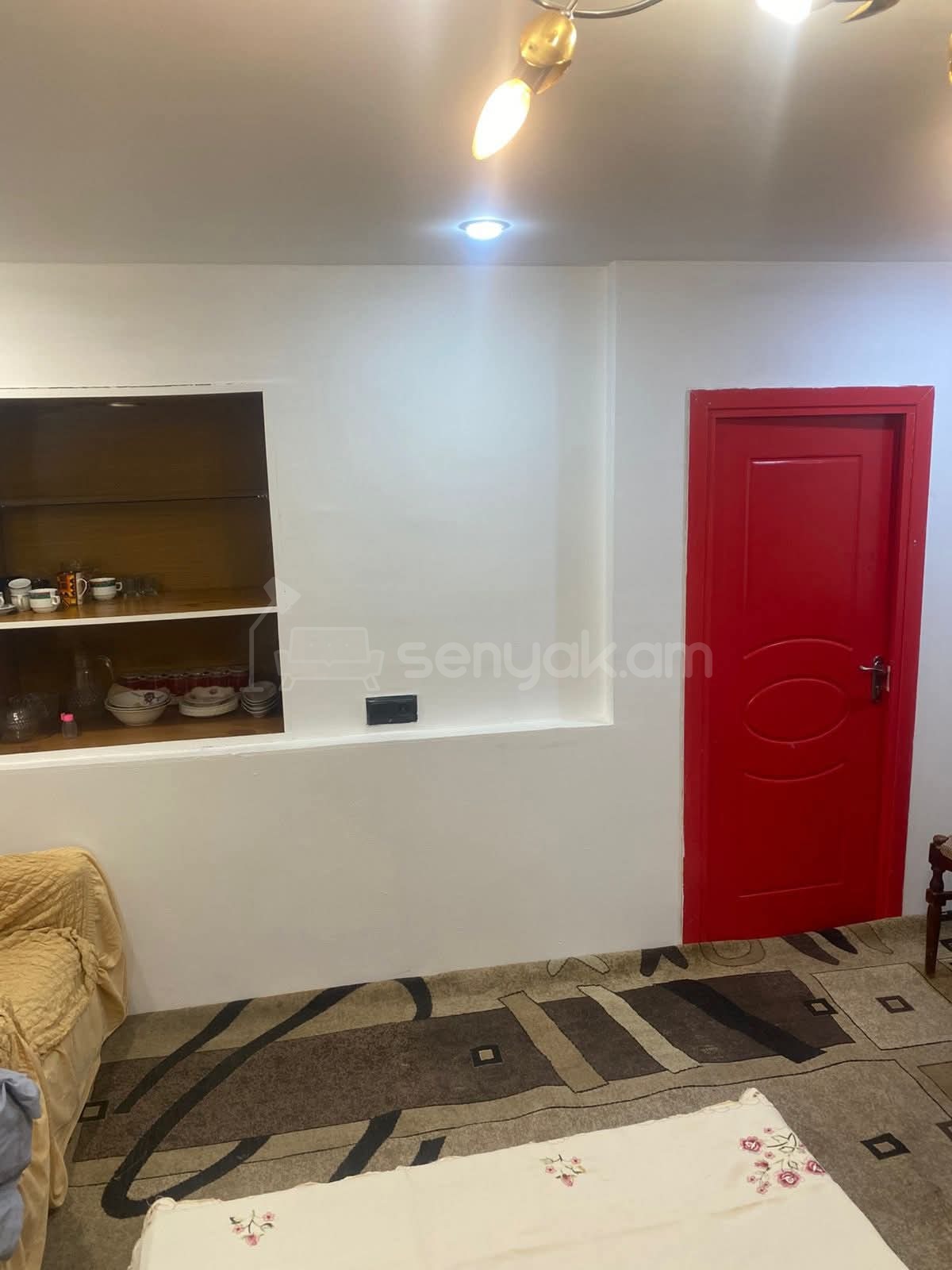 2 Սենյականոց Բնակարան Քարե Շենքում, 65քմ, 1/2 հարկ, Նորմալ Վիճակում, Կահավորված