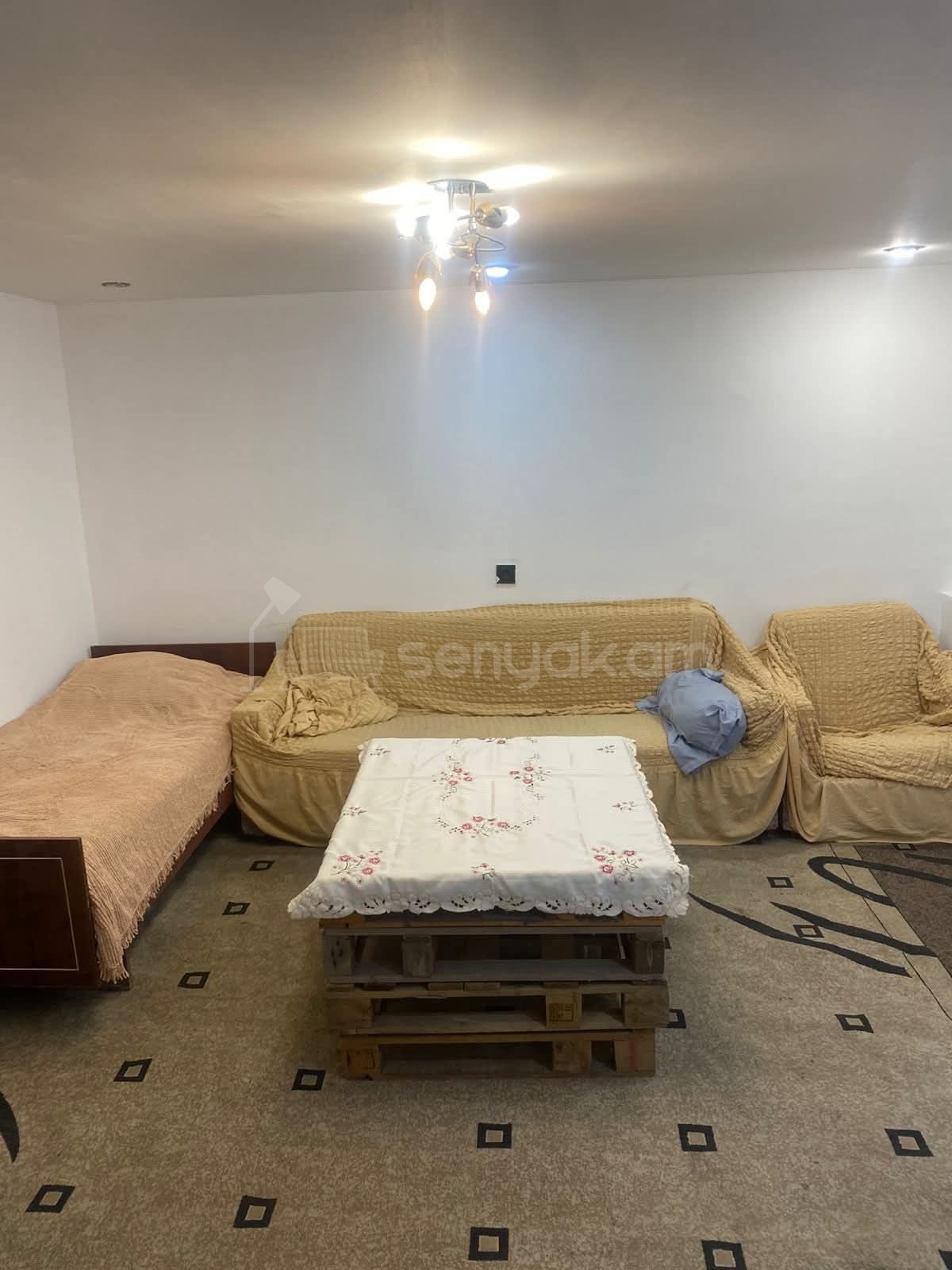 2 Սենյականոց Բնակարան Քարե Շենքում, 65քմ, 1/2 հարկ, Նորմալ Վիճակում, Կահավորված