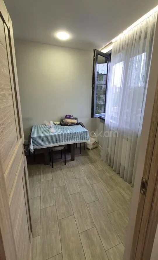 3 Սենյականոց Բնակարան Քարե Շենքում, 78քմ, 4/5 հարկ, Կապիտալ Վերանորոգված