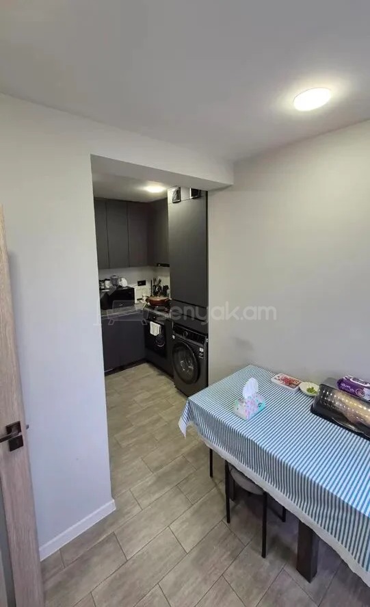 3 Սենյականոց Բնակարան Քարե Շենքում, 78քմ, 4/5 հարկ, Կապիտալ Վերանորոգված