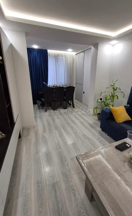 3 Սենյականոց Բնակարան Քարե Շենքում, 78քմ, 4/5 հարկ, Կապիտալ Վերանորոգված